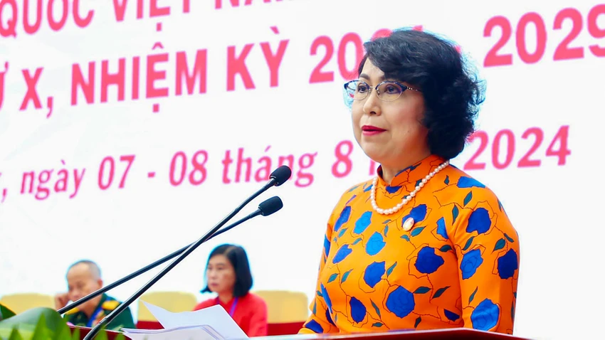 Bà Tô Thị Bích Châu Phó Chủ tịch Ủy ban Trung ương MTTQ Việt Nam biểu dương, ghi nhận những kết quả mà MTTQ Việt Nam các cấp trên địa bàn tỉnh Sóc Trăng và các tổ chức thành viên đã đạt được trong nhiệm kỳ qua. Ảnh: TRUNG KIÊN uy-ban-mttq-viet-nam-tinh-soc-trang-3.jpg