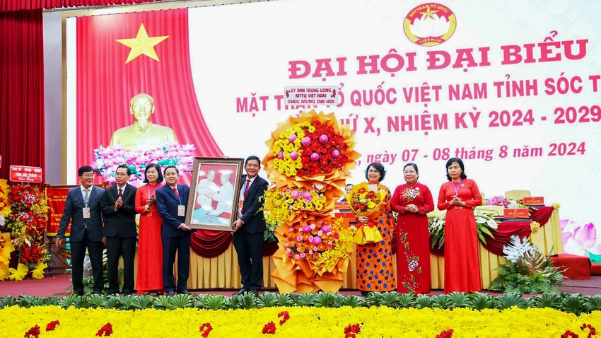 Thay mặt Ban Thường trực Ủy ban Trung ương MTTQ Việt Nam, bà Tô Thị Bích Châu, Phó Chủ tịch Ủy ban Trung ương MTTQ Việt Nam tặng Đại hội bức tranh Bác Hồ - Bác Tôn, biểu tượng cao đẹp của khối đại đoàn kết toàn dân tộc. Ảnh: TRUNG KIÊN uy-ban-mttq-viet-nam-tinh-soc-trang-4.jpg