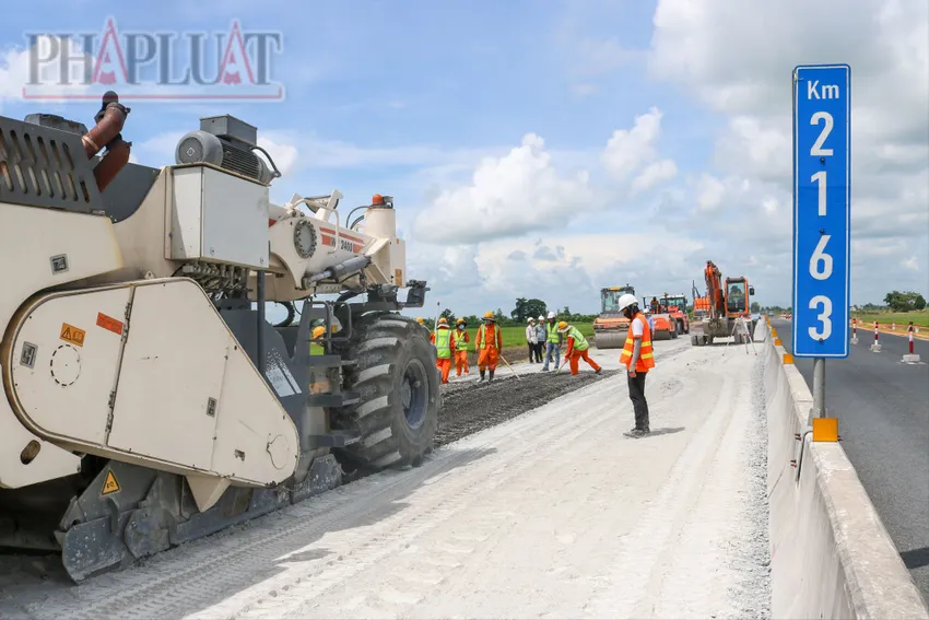 Chủ đầu tư quyết định áp dụng công nghệ cào bóc tái chế để thi công dự án nâng cấp mặt đường tuyến Lộ Tẻ - Rạch Sỏi để đẩy nhanh tiến độ. Ảnh: CHÂU ANH Dự án nâng cấp mặt đường tuyến Lộ Tẻ - Rạch Sỏi