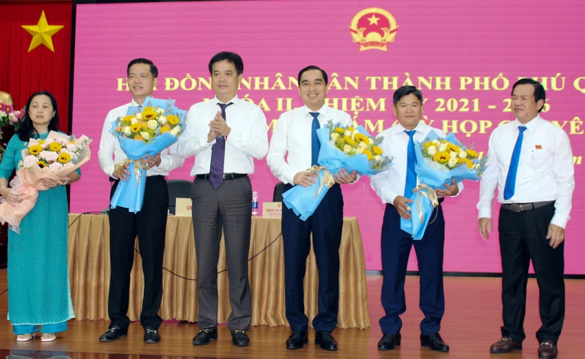 Ông Trần Minh Khoa (thứ hai từ trái sang) được HĐND TP Phú Quốc bầu giữ chức Chủ tịch UBND TP, nhiệm kỳ 2021-2026. Ảnh: HOÀNG HỮU TP Phú Quốc có tân Chủ tịch UBND TP