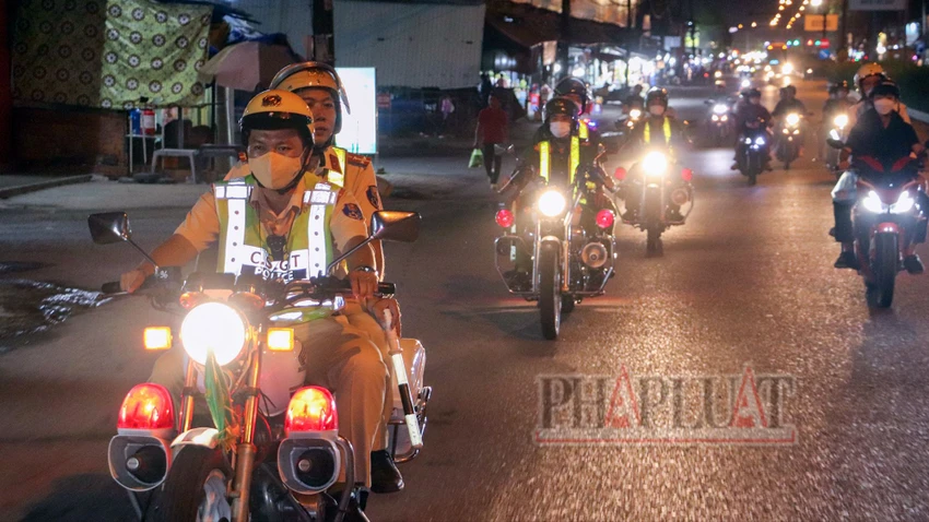 Ban ATGT TP Cần Thơ đề nghị lực lượng thi hành nhiệm vụ cương quyết xử lý, trấn áp những đối tượng có hành vi chống người thi hành công vụ. Ảnh: CHÂU ANH csgt-can-tho-kiem-tra-nong-do-con-1.jpg