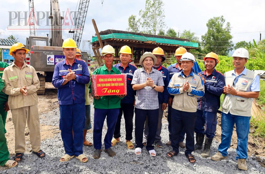 Ông Đồng Văn Thanh, Chủ tịch UBND tỉnh Hậu Giang, tặng quà, động viên tinh thần làm việc cho các công nhân, người lao động trên công trường dịp lễ. Ảnh: NGUYỄN MỘNG Chủ tịch UBND tỉnh Hậu Giang thăm công nhân thi công cao tốc dịp lễ