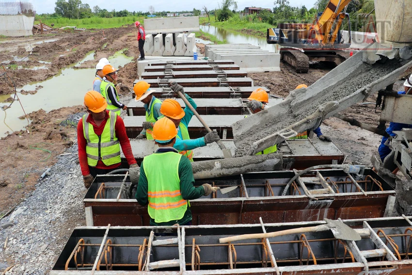 Dự án thành phần 3 (thuộc dự án cao tốc Châu Đốc - Cần Thơ - Sóc Trăng giai đoạn 1), có tổng mức đầu tư hơn 9.601 tỉ đồng, được chia thành hai gói thầu xây lắp. Ảnh: CHÂU ANH du-an-thanh-phan-3-tinh-hau-giang.jpg