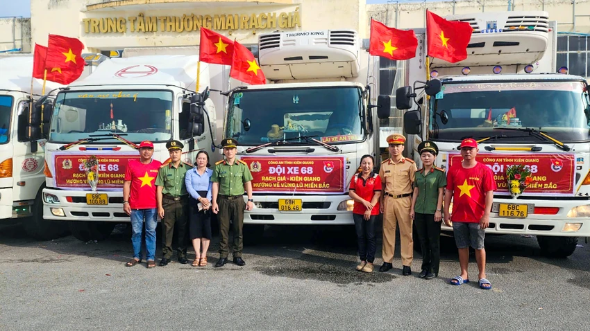 Công an tỉnh Kiên Giang đã xuất quân chuyển hàng cứu trợ đồng bào các tỉnh miền Bắc bị thiệt hại do bão số 3. Ảnh: VĂN VŨ Công an tỉnh Kiên Giang chuyển hàng cứu trợ đồng bào các tỉnh miền Bắc