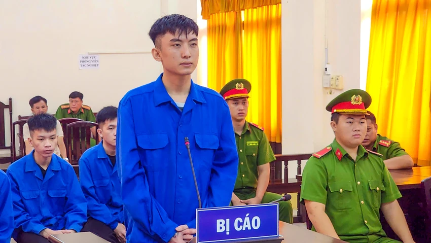 Bị cáo Hoàng Thanh Phước (16 tuổi) bị TAND tỉnh Kiên Giang tuyên phạt 4 năm tù tội giết người. Ảnh: VĂN VŨ Tuyên án nhóm thanh thiếu niên rủ nhau đi giải quyết mâu thuẫn bằng gạch ống
