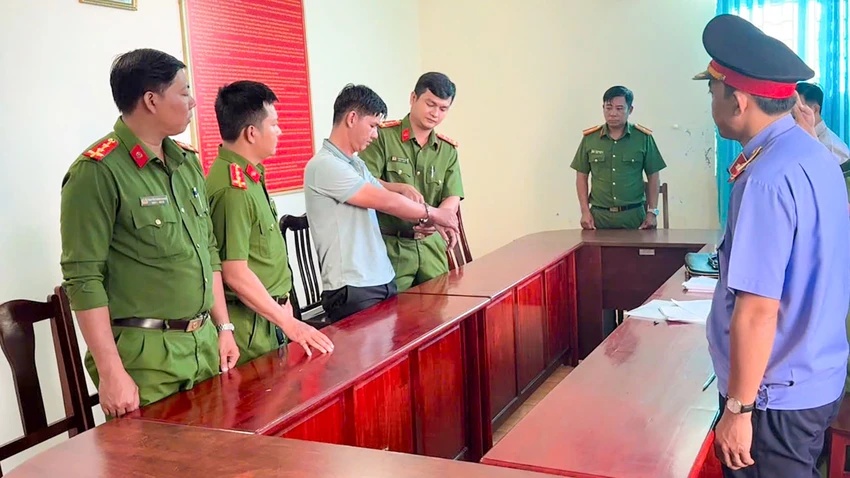 Ông Lê Văn Đức bị Công an TP Phú Quốc (tỉnh Kiên Giang) thực hiện giữ người trong trường hợp khẩn cấp để điều tra hành vi có dấu hiệu tội lừa đảo chiếm đoạt tài sản. Ảnh: VĂN VŨ 1 nhân viên ngân hàng ở TP Phú Quốc lừa nhiều người chiếm đoạt hơn 10 tỉ đồng
