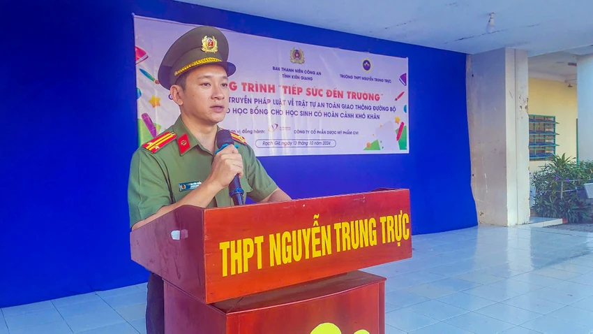 Đại diện Ban Thanh niên Công an tỉnh Kiên Giang đã thông tin những nội dung cơ bản của Luật Trật tự, an toàn giao thông đường bộ; ý nghĩa của một số biển báo giao thông thường gặp và các tình huống thường vi phạm... cho khoảng 1.2000 học sinh Trường THPT Nguyễn Trung Trực (TP Rạch Giá). Ảnh: VĂN VŨ ong-an-kien-giang-tuyen-truyen-luat-trat-tu-an-toan-giao-thong-duong-bo-cho-hoc-sinh