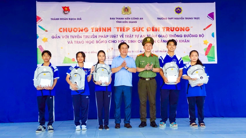 Ban Thanh niên Công an tỉnh Kiên Giang đã vận động, tặng 10 suất học bổng cho 10 em học sinh có hoàn cảnh khó khăn, mỗi suất 700.000 đồng. Ảnh: VĂN VŨ cong-an-tinh-kien-giang-tuyen-truyen-phap-luat-3.jpg