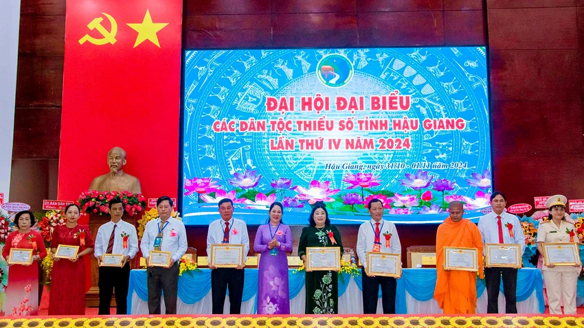 Bà Nông Thị Hà, Thứ trưởng, Phó Chủ nhiệm Ủy ban Dân tộc tặng Bằng khen của Bộ trưởng, Chủ nhiệm Ủy ban Dân tộc cho các tập thể, cá nhân. Ảnh: VĂN DƯƠNG Đời sống đồng bào dân tộc thiểu số trên địa bàn tỉnh Hậu Giang ngày càng phát triển