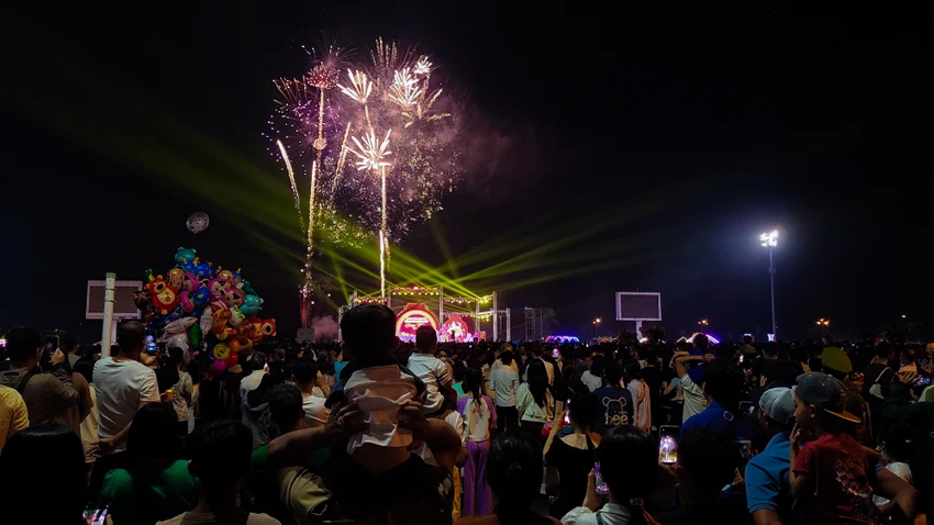 Người dân thưởng thức chương trình văn nghệ đón giao thừa và bắn pháo hoa tại TP Rạch Giá (tỉnh Kiên Giang) dịp Tết Giáp Thìn. Ảnh: BT Tỉnh Kiên Giang dự kiến bắn pháo hoa nổ tại 4 địa phương đón năm mới Ất Tỵ