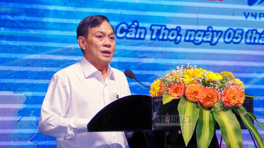 Ông Nguyễn Ngọc Hè, Phó Chủ tịch UBND TP Cần Thơ cho hay địa phương đã và đang triển khai các dự án chuyển đổi số trong nhiều lĩnh vực. Ảnh: CHÂU ANH hoi-nghi-bo-tn&mt-3.jpg