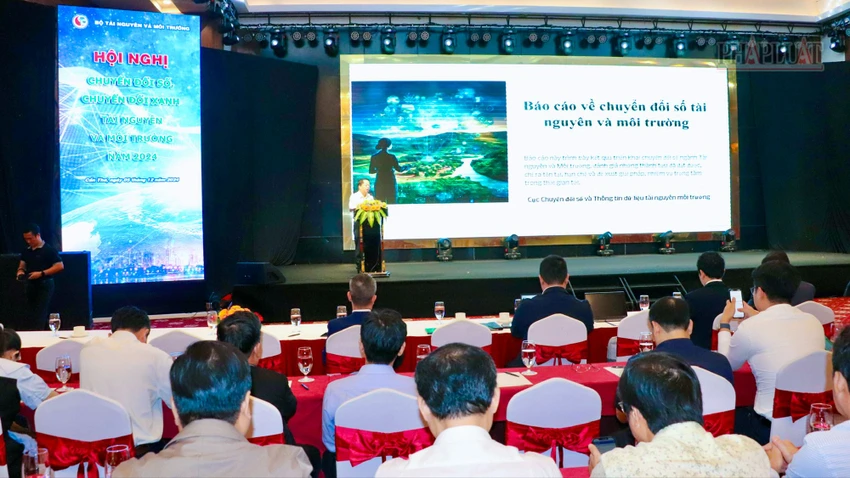 Các đại biểu tham dự hội nghị được nghe các tham luận về công tác chuyển đổi số, phát triển Chính phủ điện tử; kết quả đề án 06 của Chính phủ... Ảnh: CHÂU ANH hoi-nghi-bo-tn&mt-6.jpg