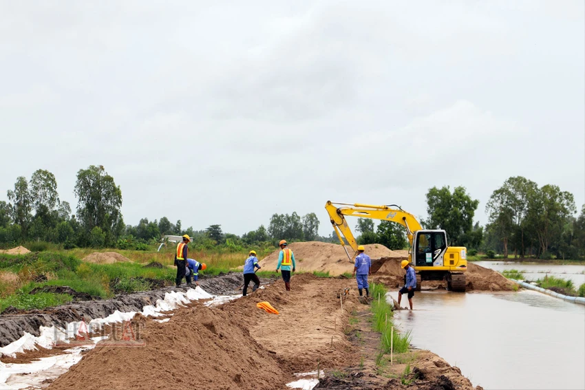 UBND tỉnh Hậu Giang cho biết nguồn cát duy nhất của dự án thành phần 3 không còn, ảnh hưởng trực tiếp đến tiến độ thi công của dự án. Ảnh: CHÂU ANH Nguồn cát duy nhất thi công dự án trục ngang qua tỉnh Hậu Giang không còn