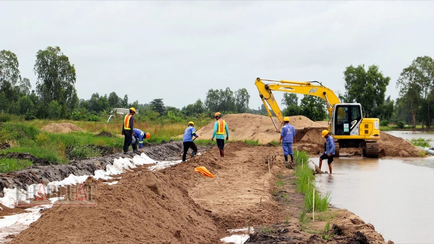 Dự án thành phần 3 tại tỉnh Hậu Giang thuộc dự án đầu tư xây dựng đường bộ cao tốc Châu Đốc - Cần Thơ - Sóc Trăng giai đoạn 1, có chiều dài gần 37km. Ảnh: CHÂU ANH tinh-hau-giang-cao-toc-truc-ngang-7.jpg