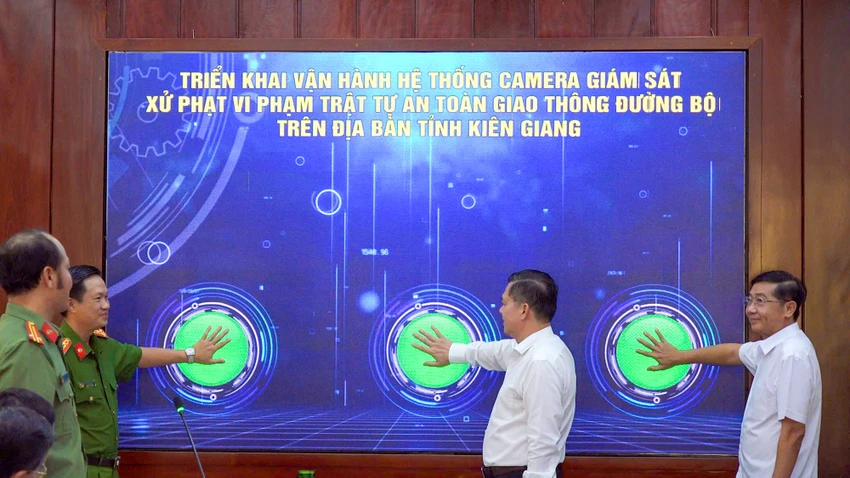 Các đại biểu thực hiện nghi thức triển khai vận hành hệ thống camera giám sát, xử phạt vi phạm trật tự, an toàn giao thông đường bộ. Ảnh: VĂN VŨ Công An tỉnh Kiên Giang 'phạt nguội' vi phạm giao thông từ đầu năm 2025
