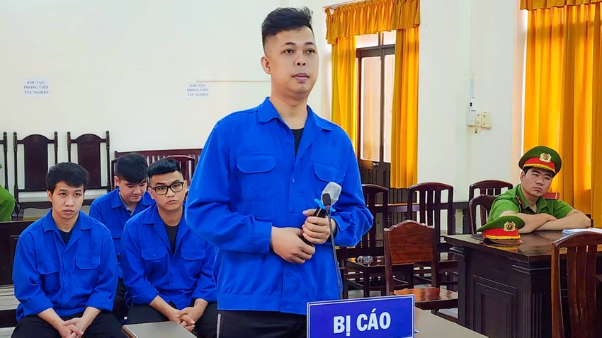 Bị cáo Nguyễn Thông Thái được xác định có vai trò chính trong vụ án, tham gia 27 vụ chiếm đoạt tài sản và được chia số tiền 120 triệu đồng. Ảnh: VĂN VŨ lừa đảo qua mạng