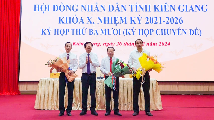Ông Nguyễn Thanh Nhàn (bìa trái), Phó Chủ tịch UBND tỉnh Kiên Giang được bầu giữ chức Chủ tịch UBND tỉnh; ông Lâm Minh Thành (bìa phải), Chủ tịch UBND tỉnh Kiên Giang được bầu giữ chức Chủ tịch HĐND tỉnh. Ảnh: LÊ TRINH Chủ tịch UBND tỉnh Kiên Giang làm Chủ tịch HĐND tỉnh