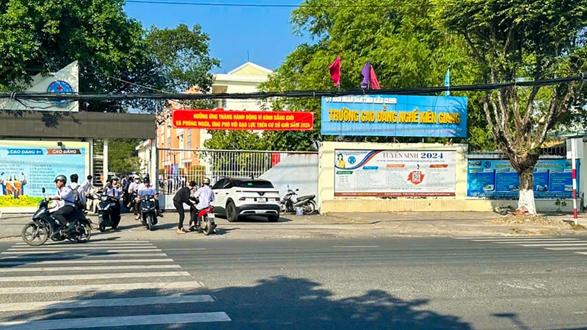 Thanh tra tỉnh Kiên Giang kiến nghị kiểm điểm và có hình thức kỷ luật nhiều cá nhân liên quan đến sai phạm. Ảnh: ANH TRINH truong-cao-dang-nghe-kien-giang-1.jpg