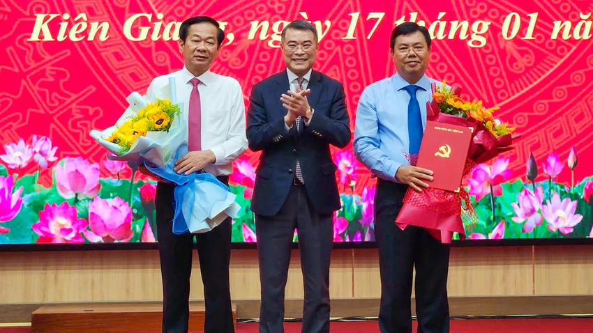 Ông Lê Minh Hưng, Trưởng Ban Tổ chức Trung ương trao quyết định và tặng hoa chúc mừng ông Nguyễn Tiến Hải (bìa phải), tân Bí thư Tỉnh ủy Kiên Giang. Ảnh: ANH TRINH Bí thư Tỉnh ủy Kiên Giang