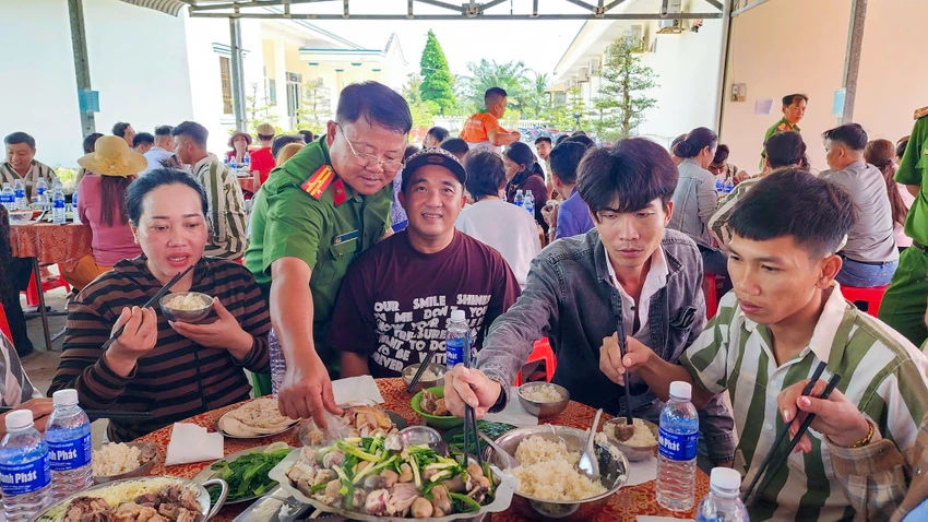 Bữa cơm thân mật cho phạm nhân và người thân tại Trại giam Kênh 7. Ảnh: VĂN VŨ Trại giam Kênh 7 tổ chức Hội nghị gia đình phạm nhân