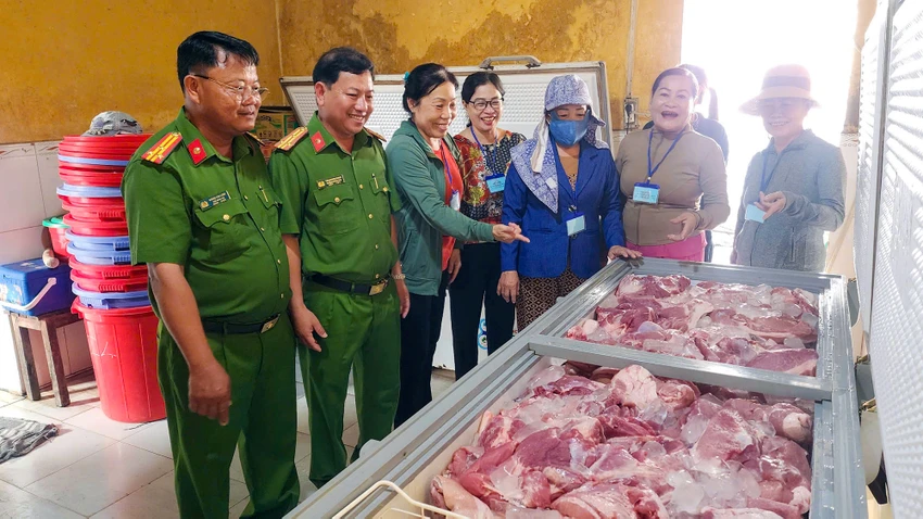 Gia đình phạm nhân cùng lãnh đạo Trại giam Kênh 7 tham quan nơi cung cấp thực phẩm cho bếp ăn tại phân Trại 2. Ảnh: VĂN VŨ trai-giam-kenh-7-hoi-nghi-pham-nhan-2025-3.jpg