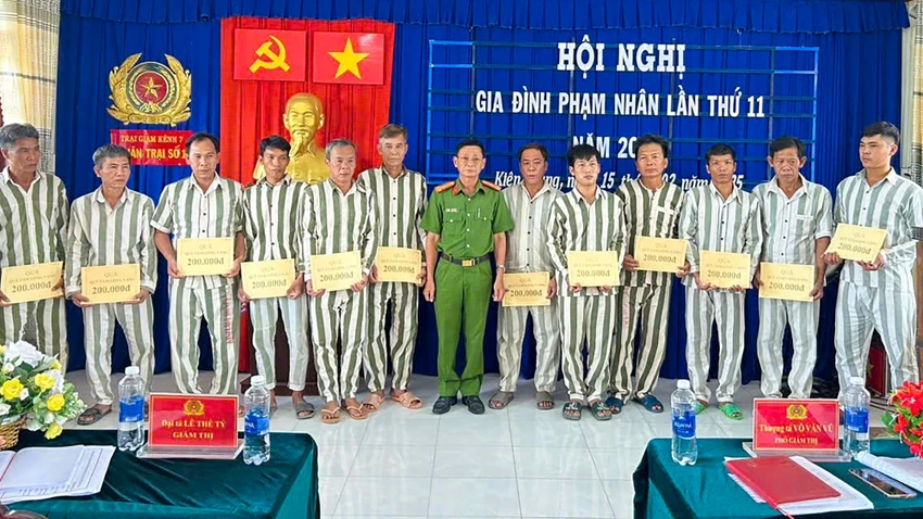 Thượng tá Võ Văn Vũ, Phó Giám thị Trại giam Kênh 7 trao tiền từ quỹ "Tấm lòng vàng" cho những phạm nhân có hoàn cảnh khó khăn. Ảnh: VĂN VŨ trai-giam-kenh-7-hoi-nghi-pham-nhan-2025-4.jpg