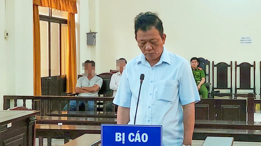 Bị cáo Phạm Đình Chiến, cựu Phó Viện trưởng VKSND huyện Kiên Hải bị TAND huyện Kiên Hải tuyên phạt 2 năm tù tội lạm dụng chức vụ, quyền hạn chiếm đoạt tài sản. Ảnh: BT Cựu Phó Viện trưởng VKSND huyện ở tỉnh Kiên Giang lãnh 2 năm tù