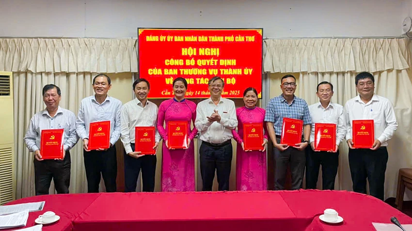 Ông Trương Cảnh Tuyên, Chủ tịch UBND TP Cần Thơ trao Quyết định của Ban Thường vụ Thành ủy chỉ định các Ủy viên Ban Chấp hành Đảng bộ. Ảnh: CTV Chỉ định Bí thư và 9 Ủy viên Ban Chấp hành Đảng ủy UBND TP Cần Thơ