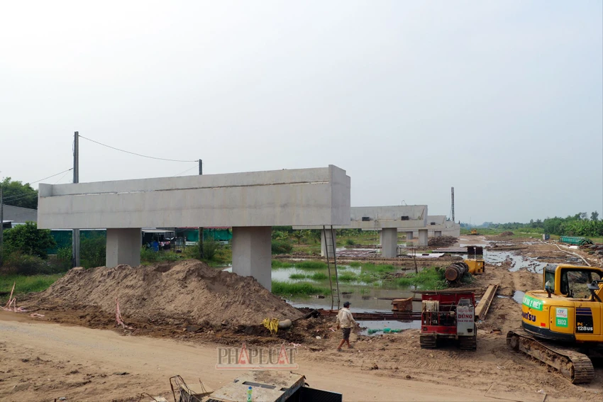 Tổng cầu cát đắp nền đường của dự án thành phần 3 khoảng 6 triệu m3. Ảnh: CHÂU ANH 2025-cao-toc-truc-ngang-chau-doc-can-tho-soc-trang-18.jpg