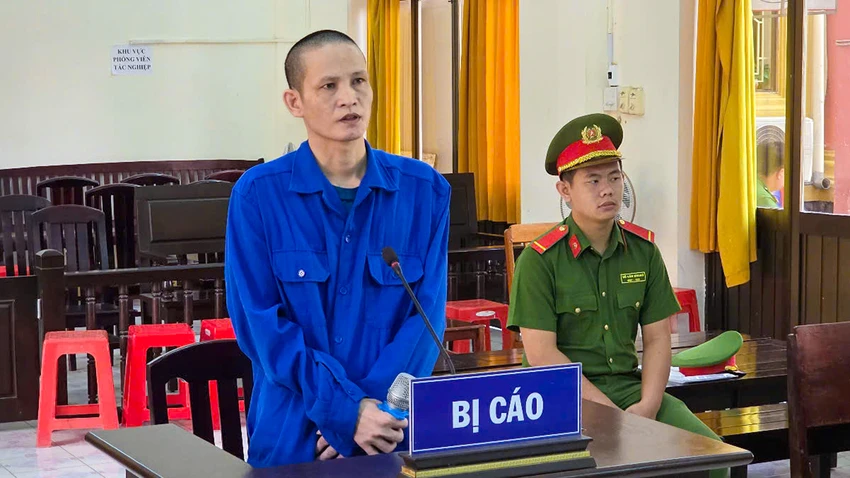 Bị cáo Lê Tấn Điều bị TAND tỉnh Kiên Giang tuyên phạt 14 năm tù tội giết người. Ảnh: VĂN VŨ Bị cáo Lê Tấn Điều bị TAND tỉnh Kiên Giang tuyên phạt 14 năm tù tội giết người.