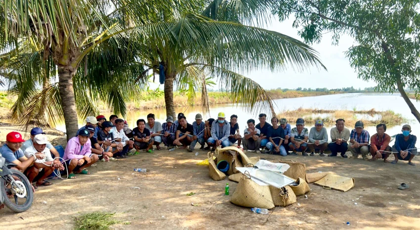 Tại hiện trường, Công an bắt giữ 31 người đang tụ tập đánh bạc ăn thua bằng tiền dưới hình thức đá gà. Ảnh: VĂN VŨ Công an tỉnh Kiên Giang