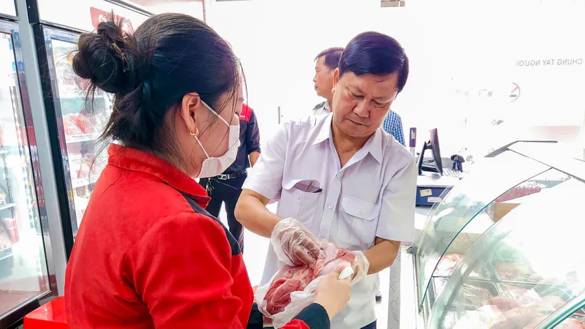 Đoàn liên ngành kiểm tra tại cửa hàng thực phẩm C.P tại huyện Mỹ Xuyên (tỉnh Sóc Trăng). Ảnh: DIỄM HẰNG Công ty C.P