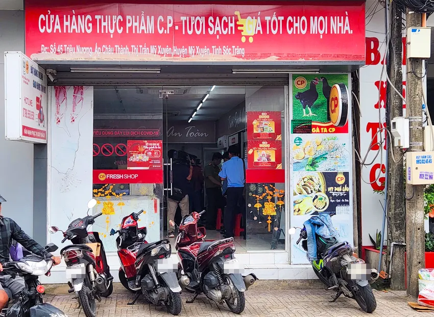 Trong 4 điểm kinh doanh của Công ty C.P trên địa bàn tỉnh Sóc Trăng, giấy chứng nhận cơ sở đủ điều kiện an toàn thực phẩm của 3 cơ sở đã hết hiệu lực. Ảnh: DIỄM HẰNG Vụ Công ty C.P bị tố bán thịt heo bệnh