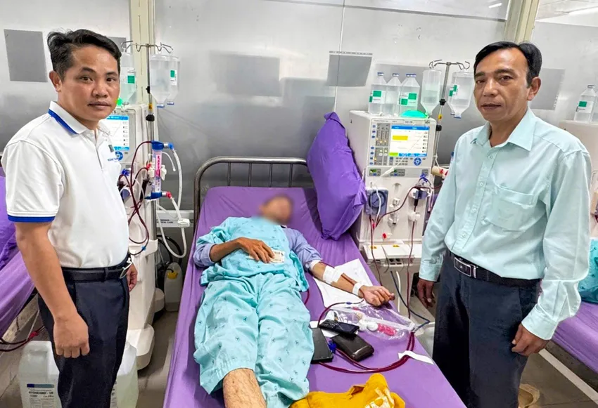 Ông Trần Minh Trọng (bìa phải), Giám đốc BHXH huyện Mỹ Xuyên và lãnh đạo Bệnh viện Đa khoa Hoàng Tuấn thăm hỏi sức khỏe ông N. Ảnh: BHXH khu vực XXX Người tố cáo Công ty C.P