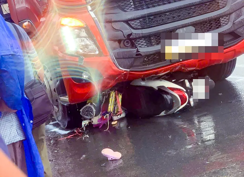 Hiện trường vụ tai nạn trên Quốc lộ 61 thuộc địa bàn huyện Phụng Hiệp, tỉnh Hậu Giang. Ảnh: HOÀNG NAM Vụ tai nạn giao thông ở tỉnh Hậu Giang