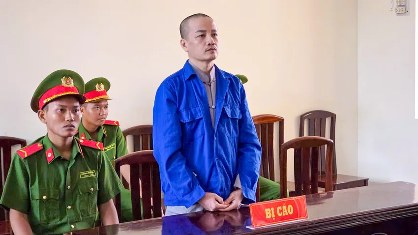 Bị cáo Nguyễn Phú Xuân tại tòa. Ảnh: VĂN VŨ tội trộm cắp tài sản