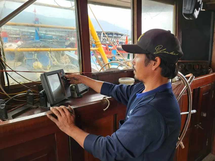 Ngư dân Quảng Nam bật thiết bị giám sát hành trình khi tham gia đánh bắt trên biển. Ảnh: THANH NHẬT