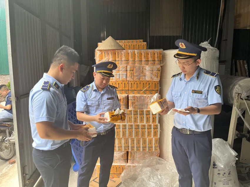 Toàn bộ số hàng đã bị lực lượng chức năng thu giữ để tiếp tục làm rõ. Ảnh: DMS