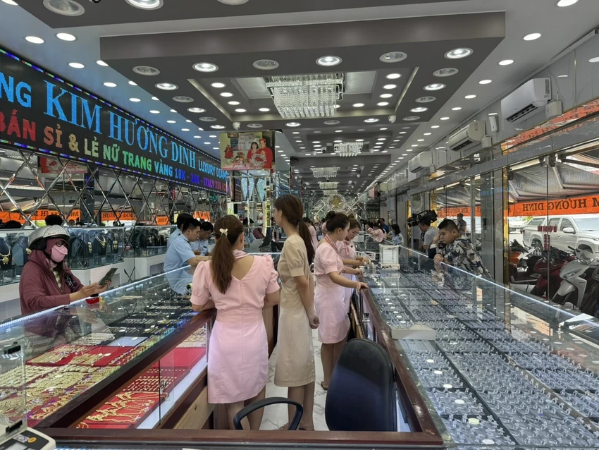 Một số hình ảnh tại thời điểm kiểm tra. Ảnh: QLTT tiệm vàng kim hương dinh.jpeg