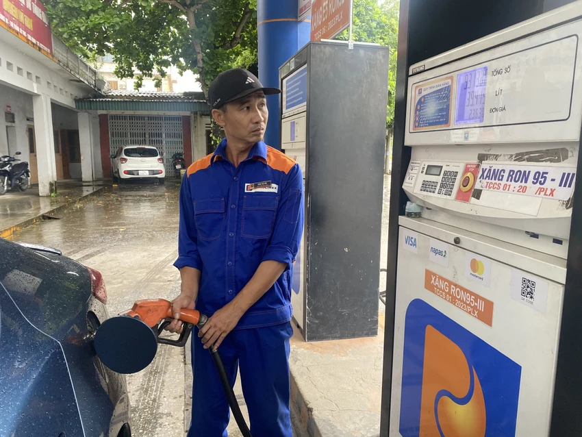 Từ 15 giờ hôm nay, 19-9, giá xăng sẽ tăng nhẹ hơn 100 đồng/lít. Ảnh: XUÂN NGUYỄN giá xăng tăng.jpg