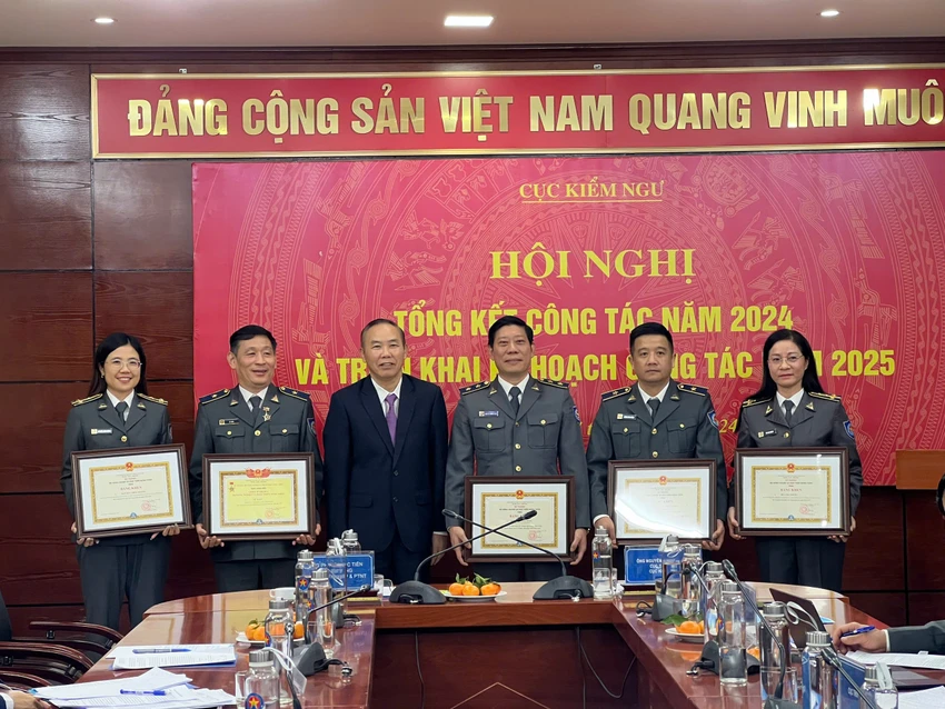 Thứ trưởng Phùng Đức Tiến trao tặng bằng khen của Bộ trưởng Bộ NN&PTNT cho các cá nhân, tập thể có thành tích xuất sắc của Cục Kiểm ngư. tàu vi phạm vùng biển nước ngoài.jpg