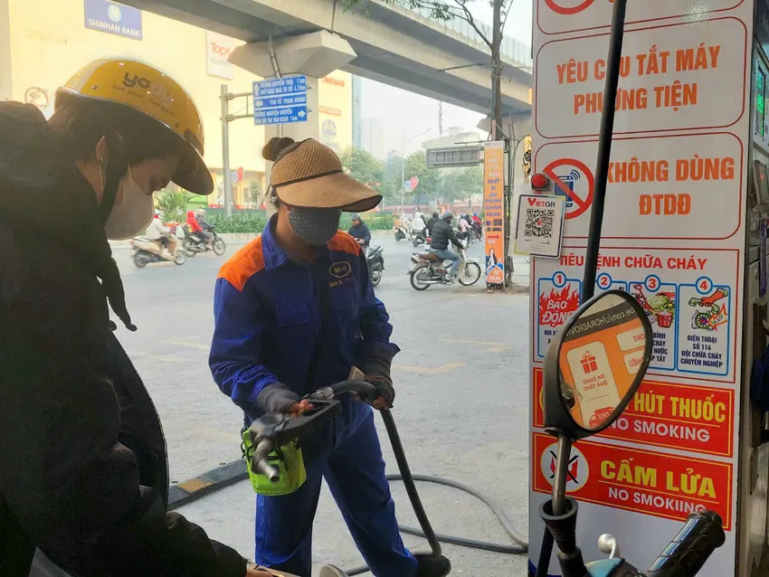 Chiều 9-1, giá xăng dầu cùng tăng. Ảnh: AH giá xăng dầu.jpg