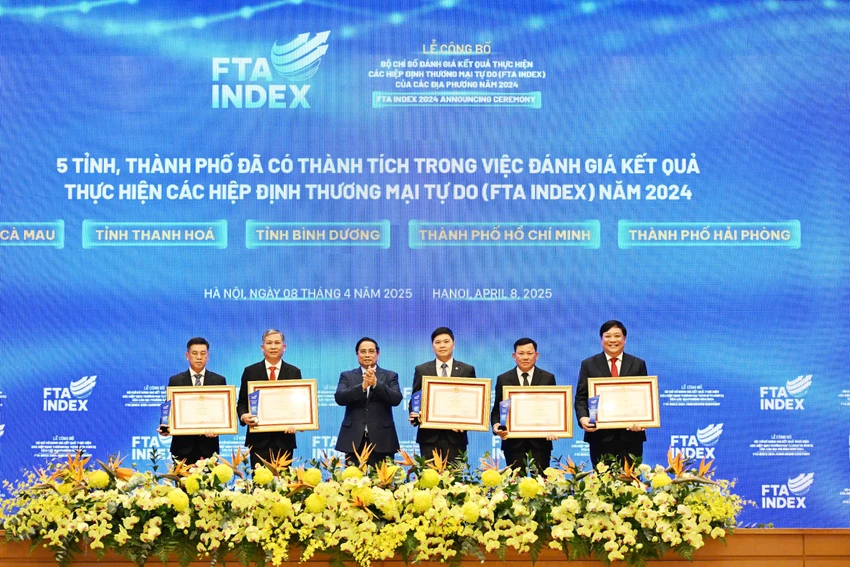 Thủ tướng trao Bằng khen cho 5 tỉnh, thành phố đã có thành tích trong việc đánh giá kết quả thực hiện các hiệp định thương mại tự do (FTA Index) năm 2024. Ảnh: BCT z6484829686665_2794c3e2bf37d83faa0a0d3879e2efa7.jpg
