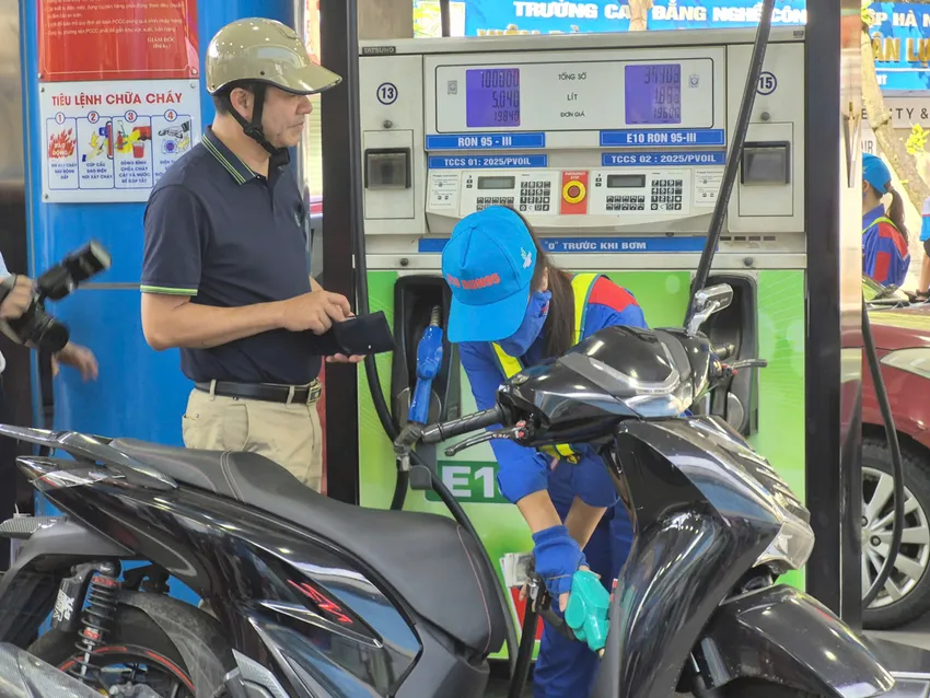 giá xăng tăng.jpg