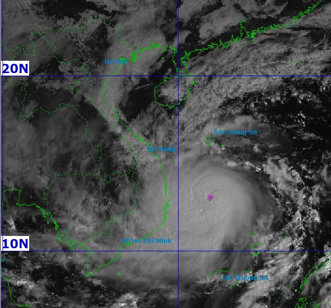 Lúc 9 giờ sáng nay, bão số 13 đang ở cấp 15, giật cấp 17. Đây là cấp bão rất mạnh, sát với cấp siêu bão. bão số 13.png