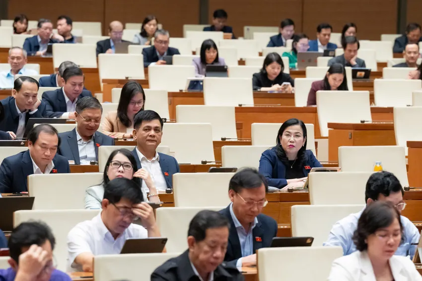 Các đại biểu Quốc hội lắng nghe thảo luận. Ảnh: QH 202512020919090137_z7283333314911_2db6f930af6ac27cd7719fd57a966935.jpg