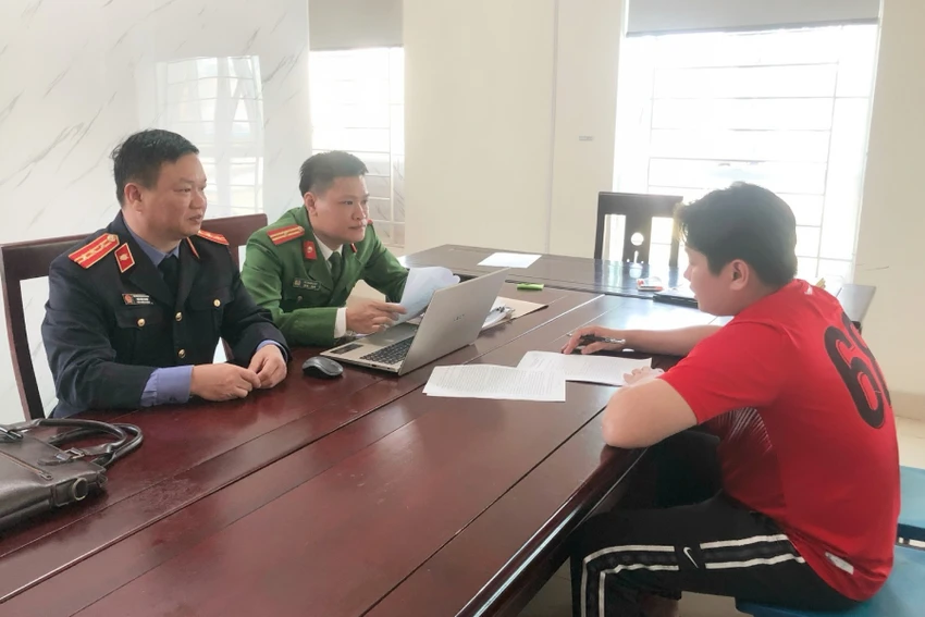 Cán bộ VKSND tỉnh Nghệ An tham gia ghi lời khai của Nam. Giả danh cán bộ 'chạy chức cho các bác lên trung ương' để lừa chiếm đoạt 9,4 tỉ đồng