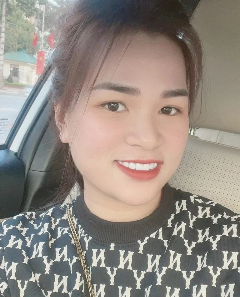 Thúy Quỳnh từng đi xe hơi hạng sang hiệu Lexus thể hiện thành đạt. hotgirl-kieu-nu-lua-dao.jpg