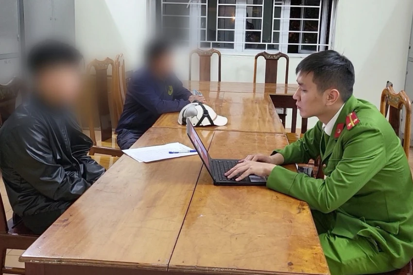 Công an làm việc với những người liên quan vụ ‘thông chốt’, tông trọng thương CSGT. Khởi tố học sinh lớp 12 ‘thông chốt’, tông trọng thương CSGT