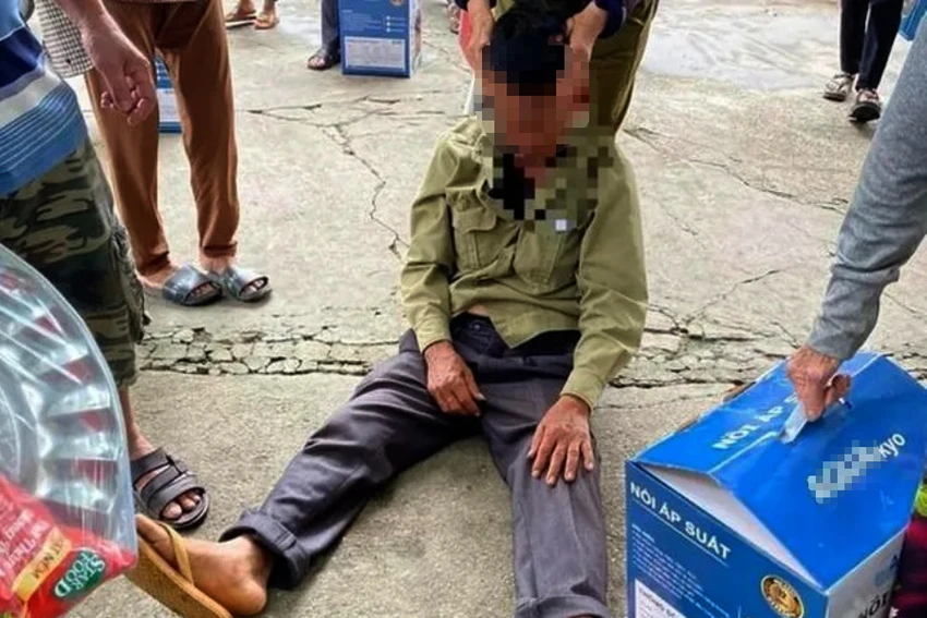 Người dân ở huyện Tân Kỳ ngất xỉu sau khi mua hàng mới biết bị lừa dối. nguoi-dan-ngat-xiu-mua-hang-1479-841.jpg